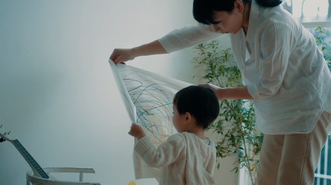 壁に貼ってあった「HARU stuck-on design;」をペラっとはがしたママ