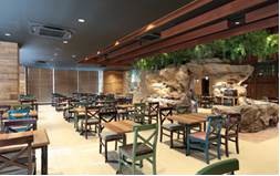 レストラン。中央には洞くつも