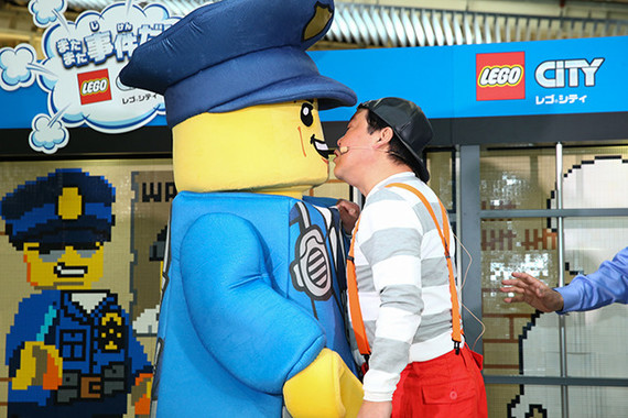 ポリス着ぐるみと上島竜兵さんが公開キス