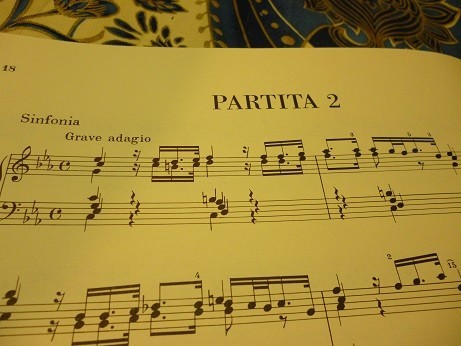 パルティータ　第2番の1曲目シンフォニアの出たし部分の楽譜。大変ドラマティックに始まる