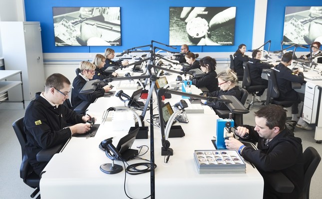 スイスの自社工房で機械式時計と同じように職人が設計、製造、組立を行う