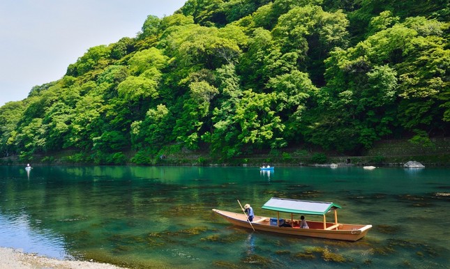 翡翠色の川で優雅な大人の舟遊び