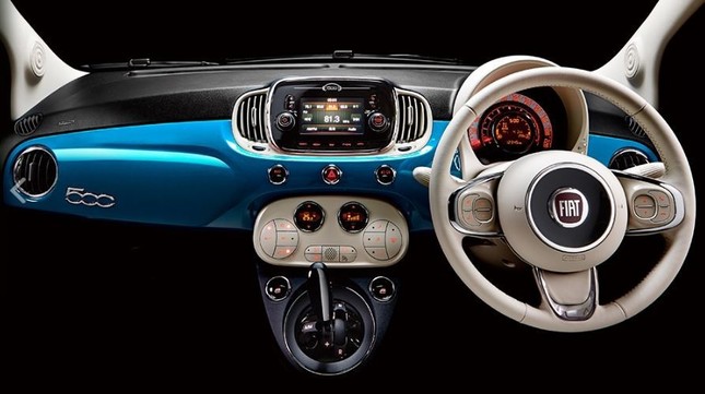 ステアリング周りも落ち着いたブルーに