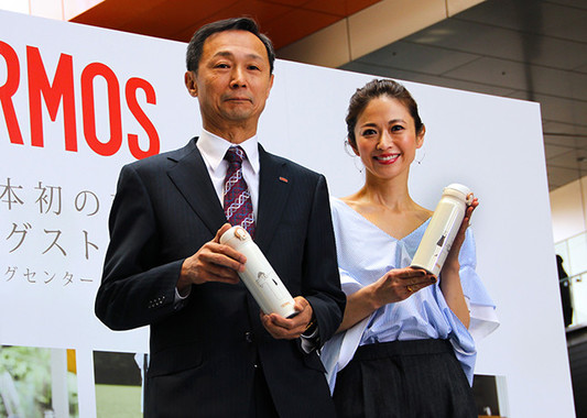 （写真左から）中條社長、モデルの畑野ひろ子さん