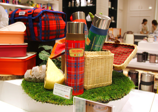 ストア限定品の「スリムボトル」。サーモスが出来た当初のモノの復刻判。チェック柄で、ロゴもオリジナルロゴ