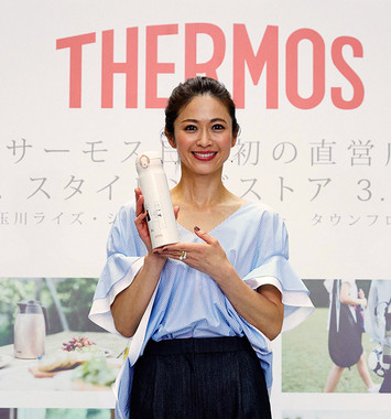 畑野さんは2児のママとは思えない美しさ