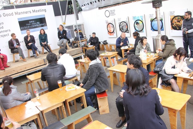 リラックスしながらも熱心に聞き入る来場者