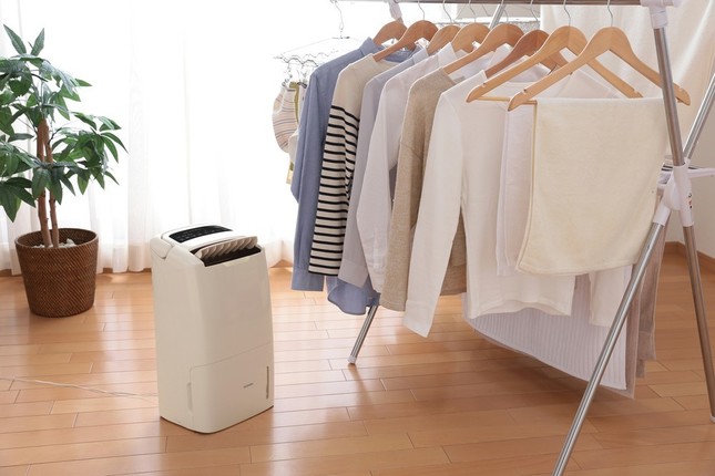 23畳まで対応する強力な除湿性能と上下稼働ルーバーで素早く乾燥
