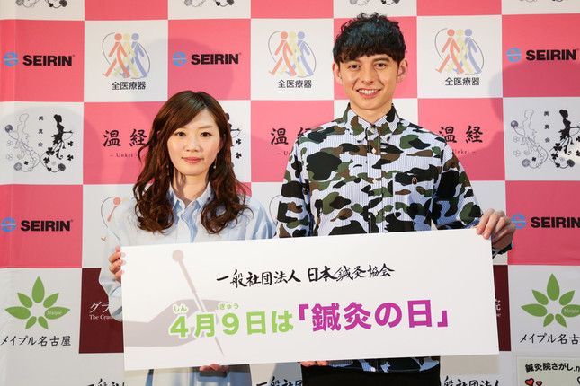 （写真左から）AKB48の田名部生来さん、ハリー杉山さん