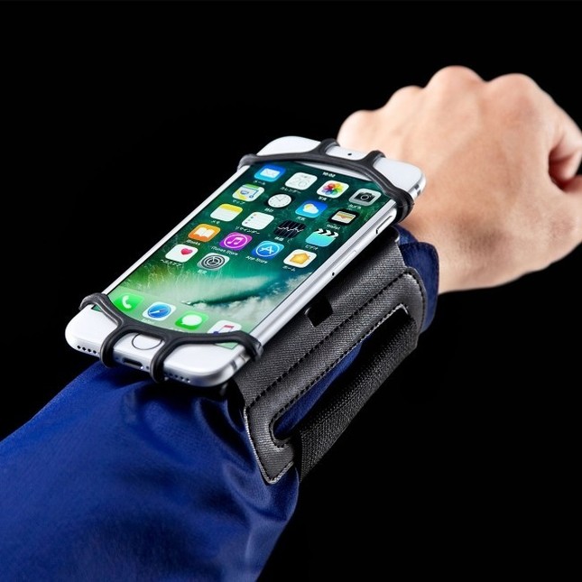 腕に装着するタイプより操作しやすく画面も見やすい
