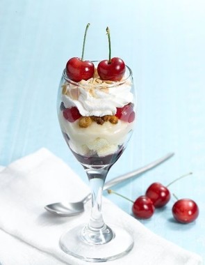 「2種のチェリーと塩キャラメルアイスのトライフル」