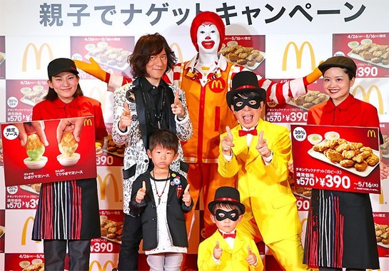 （クルーをはさんで左から）ダイアモンド☆ユカイさん、頼音くん、ドナルド、怪盗ちびナゲッツ、怪盗ナゲッツ