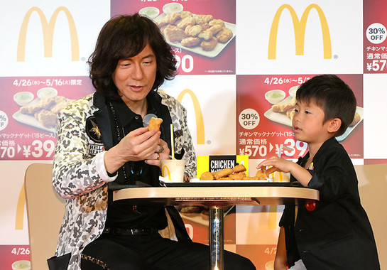 チキンマックナゲットを「親子ソース」にディップ