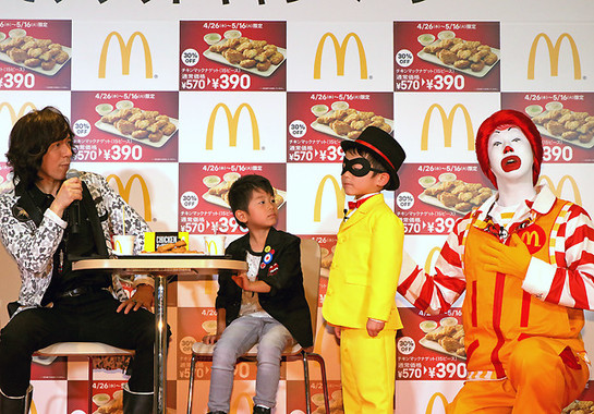 ドナルドが怪盗ちびナゲッツを引き連れて登場