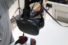 専用ゴーグル「HTC Vive」