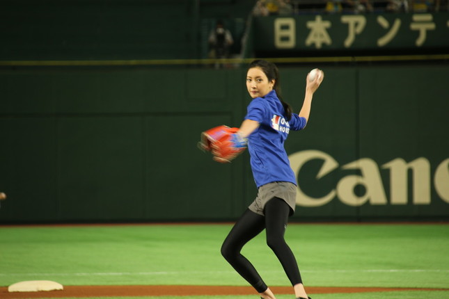 後ろにひいて、投げました！