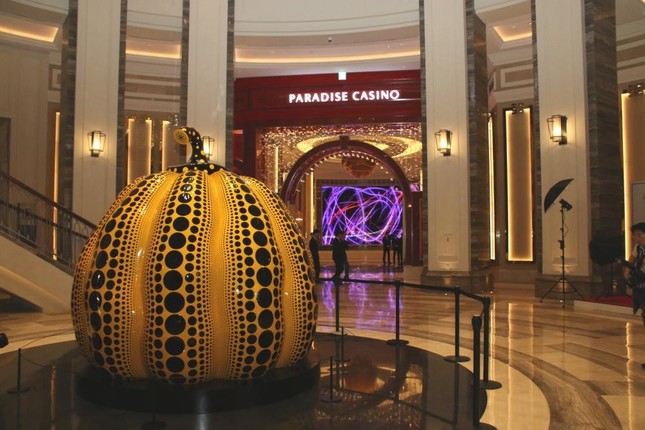 カジノ入り口前には草間彌生の作品が鎮座