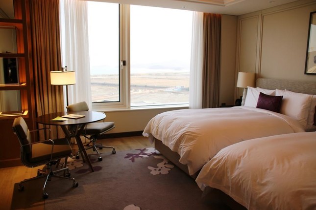 客室からは仁川国際空港に離着陸する飛行機も見えた