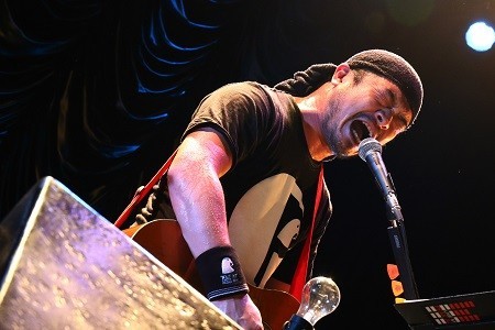 熱唱する竹原ピストル（撮影・福政良治）