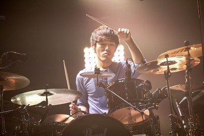 武道館でのRADWIMPSのステージ（2017年5月10日、撮影・八尾 武志）