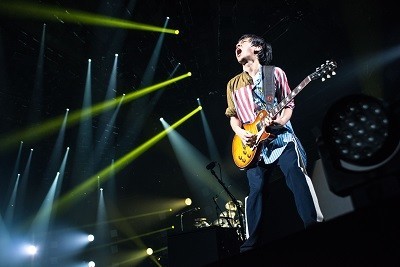 武道館でのRADWIMPSのステージ（2017年5月10日、撮影・八尾 武志）