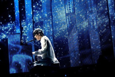 武道館でのRADWIMPSのステージ（2017年5月10日、撮影・八尾 武志）