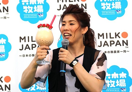 「最強カワイイミルク」のボリュームに驚く吉田さん