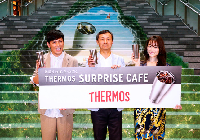 （写真左から）岡田圭右さん、サーモスの中條啓一郎社長、泉里香さん
