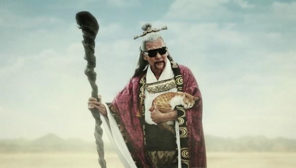 テレビCMで神様に扮する蝶野正洋さん