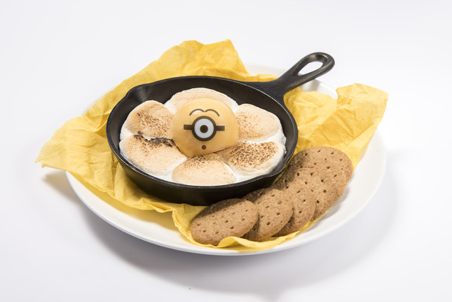 あつあつスモア?ミニオンアイス添え?(C)Universal Studios.