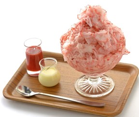 果物屋の丸ごと苺のかき氷