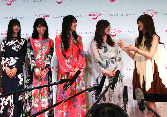 囲み取材で報道陣の質問に答える松村さん