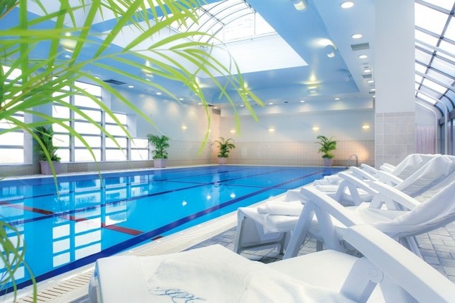 雨でも泳げる屋内プール