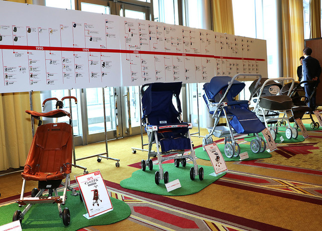 歴代ベビーカーの展示も