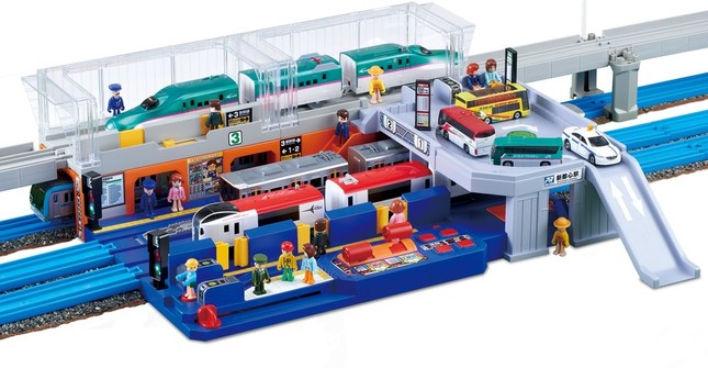 ホームドアを備えた都市の大型駅がプラレールに
