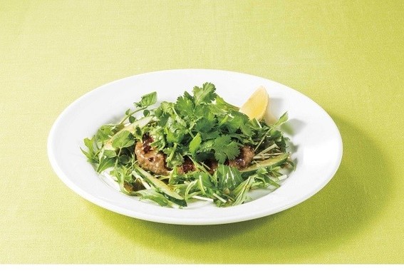 自慢のハンバーグとパクチーは相性抜群
