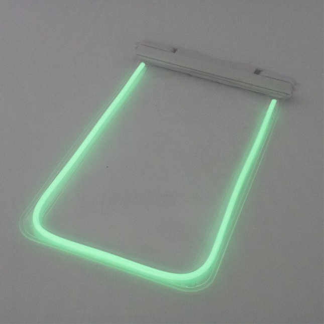 アウトドアやバスルームでもスマホが水濡れしない