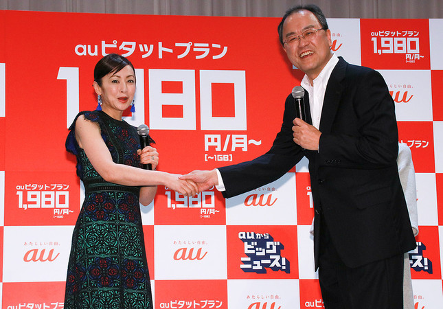 斉藤さんと握手して満面の笑みを浮かべる田中社長