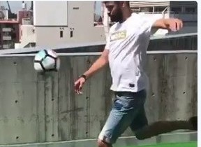 来日中のバルサ・ピケ選手が「大炎上」 「バカッター」「笑いごとじゃない」