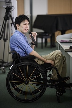 大手企業総務部に勤務する小川晃生（おがわ・こうせい）さん。週末は、ウィルチェアーラグビーの選手として試合に出る
