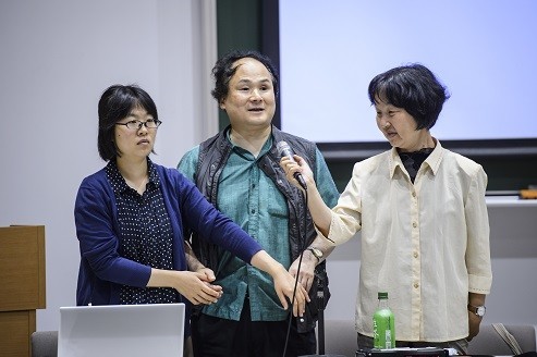 盲ろう者の東大教授、福島智さん（中央）が日韓の障害者学生たちを前に挨拶に立った。左側の女性が指点字通訳者