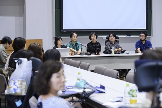 障害者で東大准教授の熊谷晋一郎さん（右から2人目）の講義で始まった。群馬県立盲学校、前橋市立前橋特別支援学校、埼玉県立行田特別支援学校の教諭らも参加した
