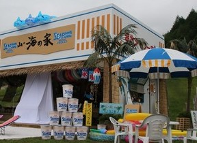 日清、海なし県・群馬に「海の家」オープン　砂を7トン輸入の破天荒