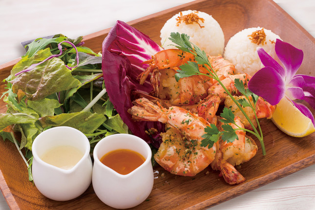 自慢のハワイアン料理とともに