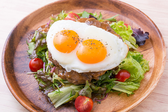 自慢のハワイアン料理とともに