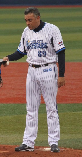 2012年・DeNA時代の友利コーチ（WikimediaCommonsより、ぽこ太郎さん撮影）