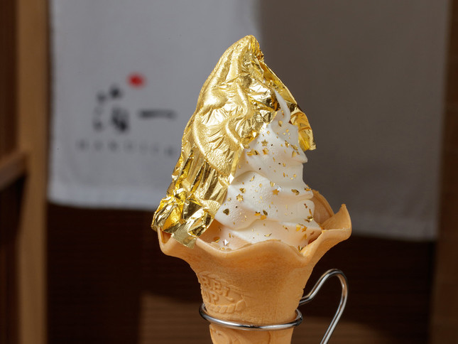 「金箔のかがやきソフトクリーム」