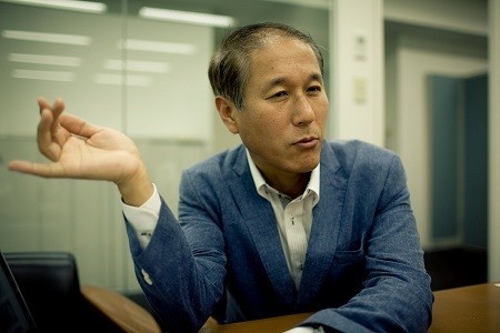 普段は都内の会社でITシステムエンジニアとして働く金基鎬（キム・ギホ）さん。視覚障がいをもつ韓国男性がサハラ砂漠を完走した体験記『神の息 サハラ』を読んで触発された。（写真・フォトグラファー　渡辺誠）