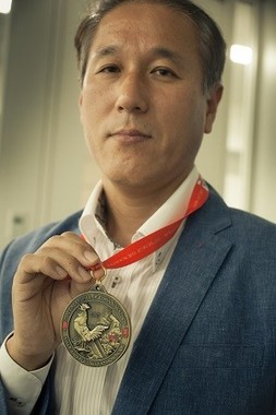 2011年、日韓両国旗を背負ってナミビアのサハラ砂漠マラソン250Kmを完走。2013年には日本人全盲ランナーを伴走し、チリのアタカマ砂漠マラソン250kmを完走し、話題になった。完走すると「完走賞」としてメダルが授与される。（写真・フォトグラファー　渡辺誠）