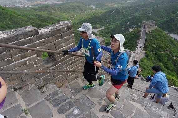 万里の長城は、階段の段差、面の奥行きも同じものがない。
伴走者は、段差があると「up !」、大きな段差には「big up !」
と声をかけ、視覚障がいランナーに伝える。（写真・Small Bell Sound）